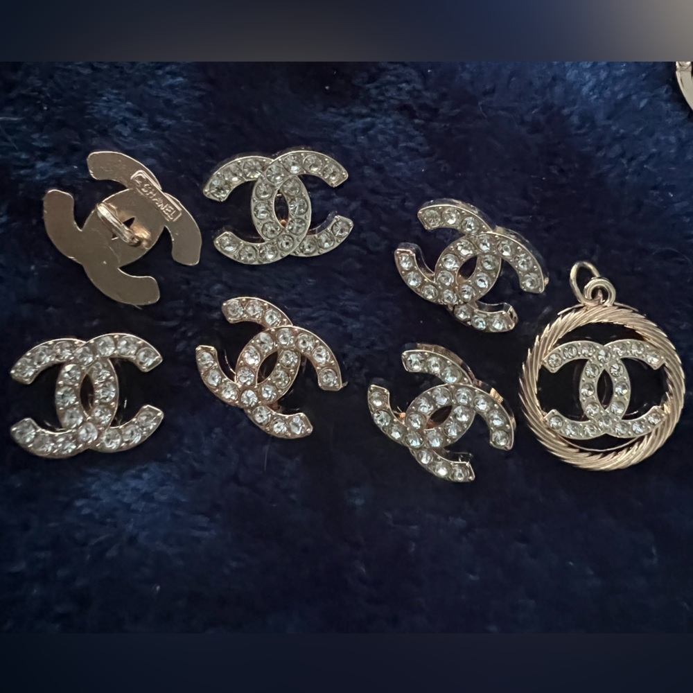 Cc-(set of 6) 19mm-Logo shape gold-metal/ faux crystal embellishment/shanked/👀😉 - Picture 6 of 9